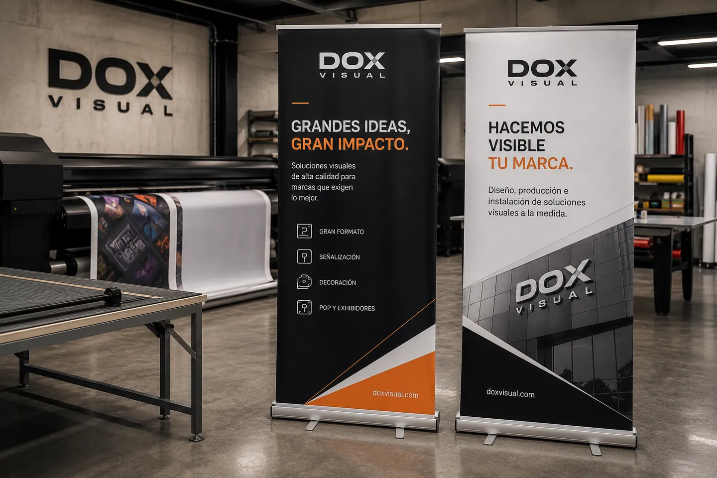 Roll up banners portátiles impresos por DOX Visual: displays enrollables para eventos y ferias.